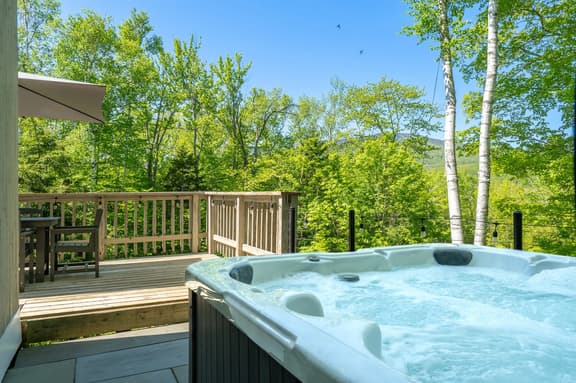 Vermont Charm: A/C, Hot Tub, Epic Stratton Mountain Views